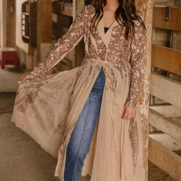 The Tooled Loretta - Picture 6 of 6